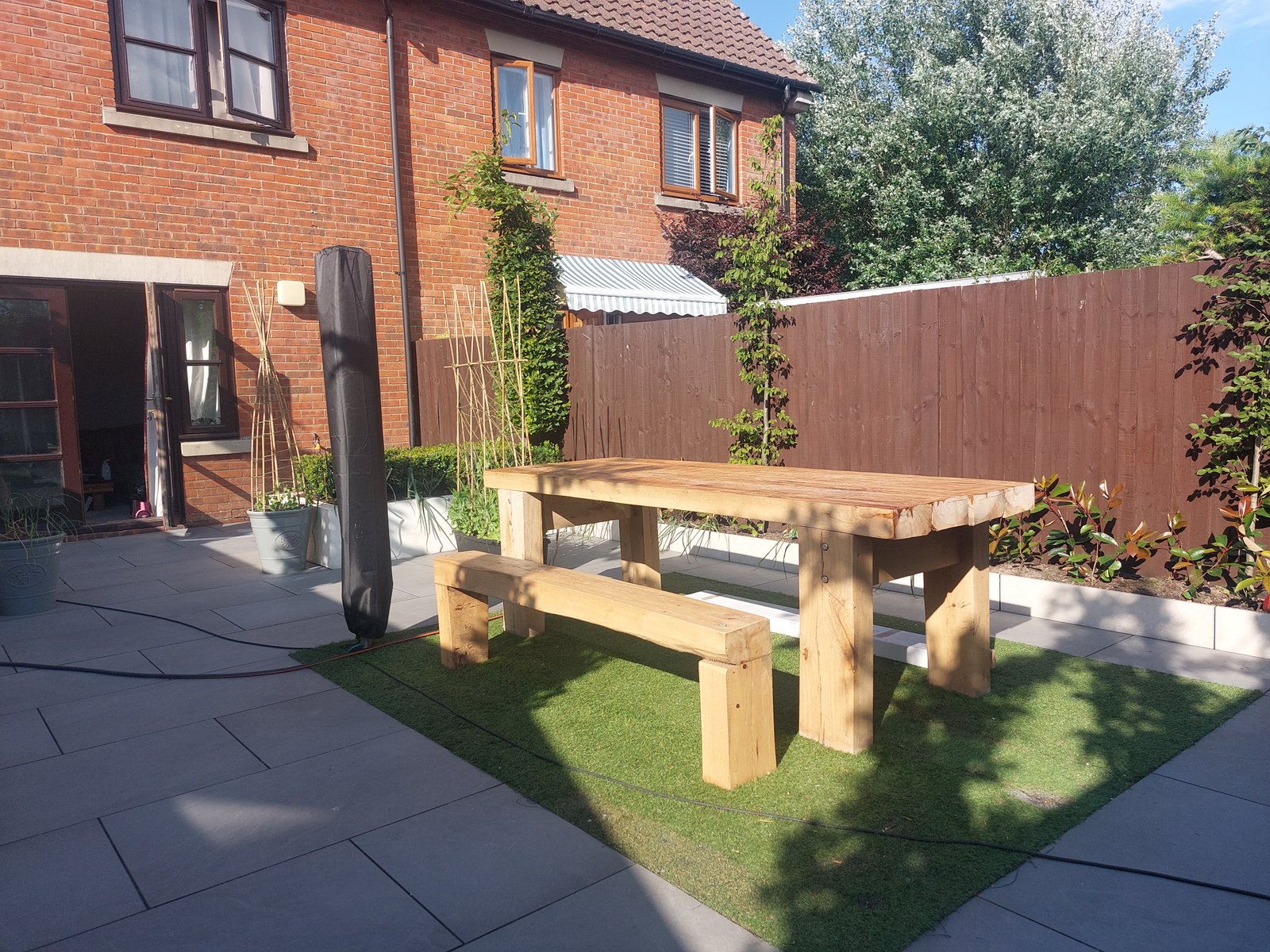 Small mid-terrace garden in Haslemere with grey porcelain paving and rendered walls